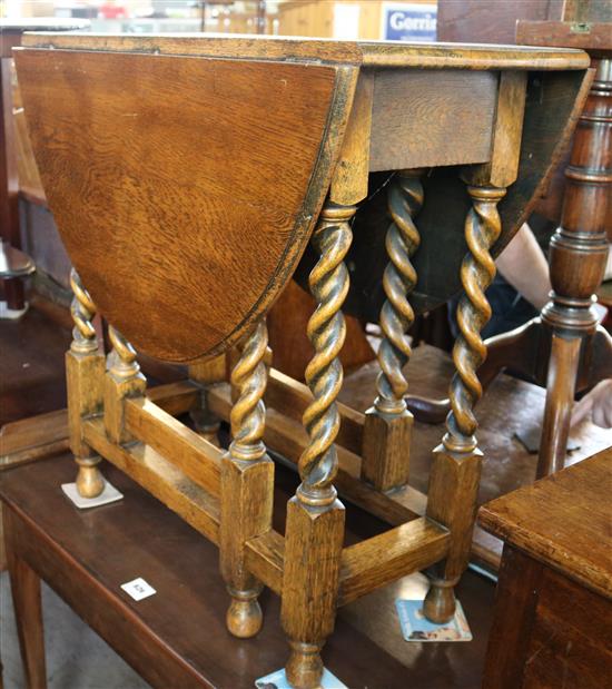 Smaller oak gateleg table(-)